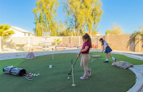 Heated Pool • Mini Golf • Huge Backyard • King Bed - Foto 2