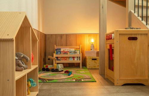 Spacious Home Sauna Hot Tub Pool Patio BBQ - Photo 16