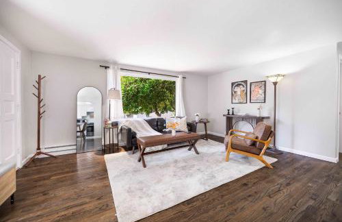 Vintage Charm 3BR Home w Yard Pets Welcome - Foto 8