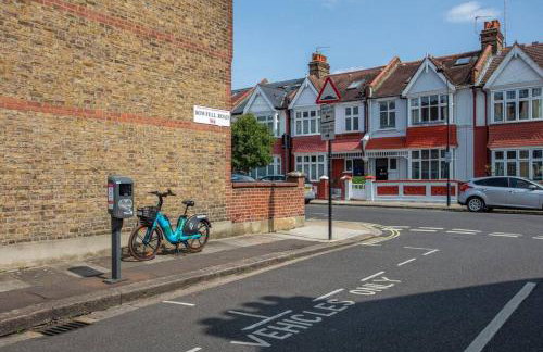 Beautiful 5 Bedroom 4 Bathroom House in W6 by Yoko Property - 10 minute's to Central London - Free Parking, Fast WiFi, Work Desks and SmartTVs with Disney and Netflix - Foto 41