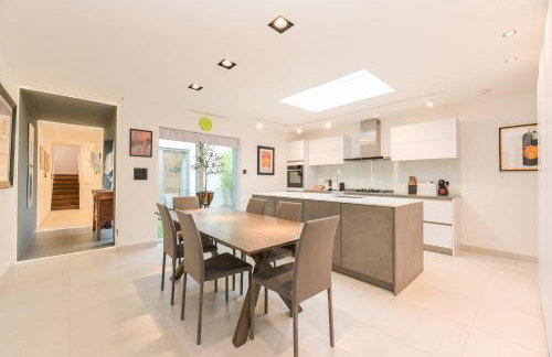 Architect-Designed Luxury Retreat 3BR Chessington - Pass the Keys - Photo 4