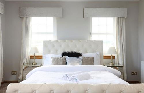 JOIVY Greenknowes Farmhouse with Hot Tub and Bar - Photo 39