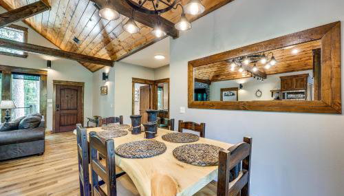 Big Cedar Vacation Rental with Deck and Hot Tub! - Foto 5