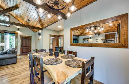 Big Cedar Vacation Rental with Deck and Hot Tub! - Foto 5