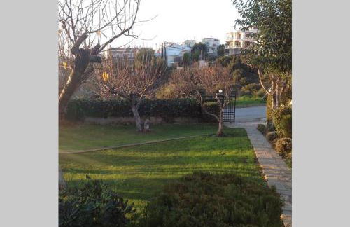 Τraditional fully detached villa on a luxurious hillock of Thessaloniki with its own garden also for family & wedding gatherings for 10 to 25 people only 15 minutes from airport - Foto 10