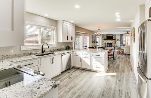 Waterfront Lake Coronado Home with Deck and Views - Foto 12