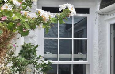 "FISHERMAN'S" Seconds from the Harbour & town centre with unlimited free parking nearby - Photo 35