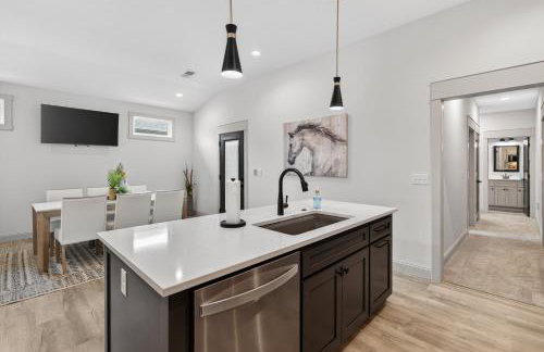 Plush & Roomy - Perfect for All Ages near KU & KC - Photo 10