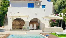 Luxury Ostuni Beachfront Villa with Pool & Private Parking - Foto 1, sunbed, towels
