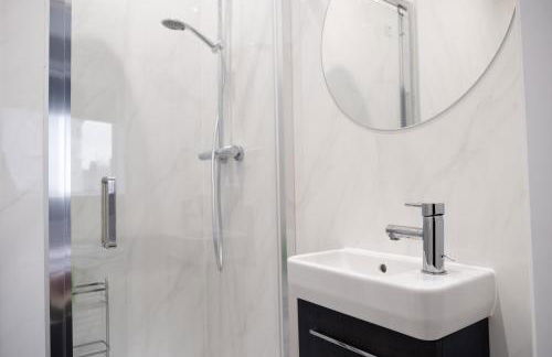 Group Friendly 2 Bed 2 Bath FREE PARKING for 2 Large Vans or up to 4 Cars Zone 2 Sleeps 10 Close to Central London and Zone 2 tube station - Photo 34