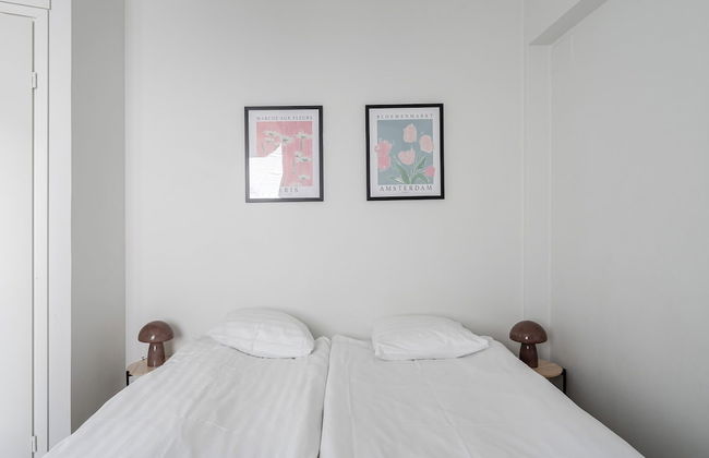 Spacious Downtown Apt with Balcony that Hosts 10 - Photo 8