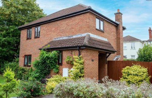 Splendid House Great Location to WAVE Surf & South West Water Park - Super Garden By STAE-Homes - Foto 38