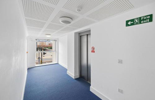 Elegant 2 Bedroom Apartment with Balcony - Near the High Street - Free Parking, Fast Wifi and Sky TV by Yoko Property - Foto 25