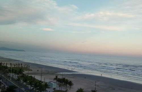 Prédio com piscina na cobertura frente ao mar,apartamento para até 6 pessoas e 3 crianças até 8 anos, churrasqueira na sacada, Wi-Fi grátis, rede de proteção, NÃO oferecemos roupas de cama e banho, 1 vaga de garagem, na Praia Grande-Vila Mirim - Foto 20