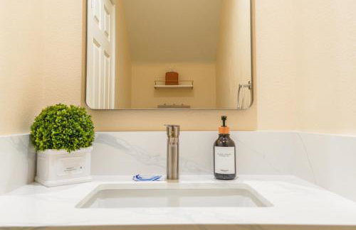 Spacious Disneyland Getaway I Game Room, King Suites & EV Access I Sleeps 14 - Foto 38