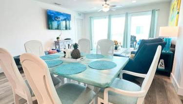 Sunset Dreams 304 Modern Madeira Beach Condo Heated Pool & Walk to Beach - Foto 4