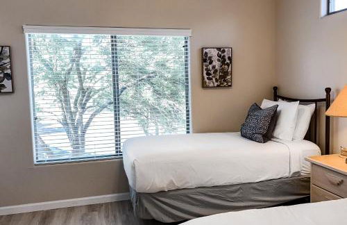 Renovated condo with updated floors, pool, hot tub & mountain views - Foto 19