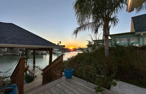 Canal Front Retreat w Boat Dock & Coastal Views - Foto 5