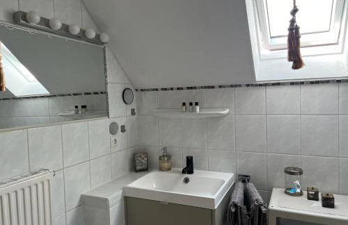 Gemütliche helle Dach-Wohnung in Frankfurt - Foto 8