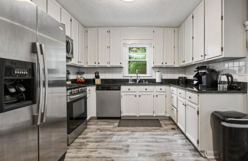 Relax In This 4BR Retreat With Screened Snug Porch - Foto 10