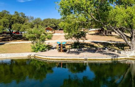 Efficiency-Style Cabin with Spa Lovely for a Couples Escape in Hunt, Texas - Foto 14