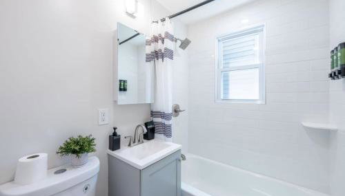 Modern 2BR 8 mins to Penn Station with WiFi and Laundry - Foto 4