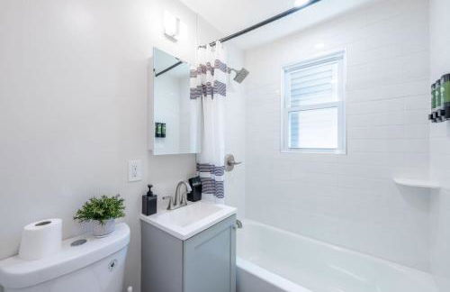 Modern 2BR 8 mins to Penn Station with WiFi and Laundry - Foto 4