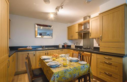 Panoramic Sea-View Family Appartment , Free Parking, Sleeps 6 , Walk to Beach, Station, & Town - Foto 25