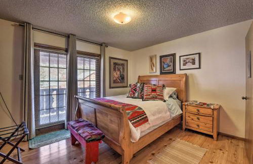 Downtown Red River Retreat with Mtn Views and Yard - Foto 9