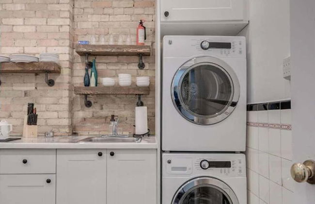 Casa Queen East Jaw Dropping 3BR Suite - Photo 16