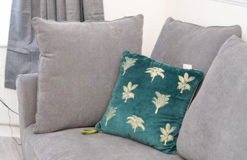 Spacious 4 Bed House Free Parking Near Station - Pass the Keys - Foto 5