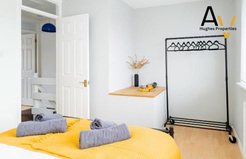 Northampton Pop Art House - Free Parking - Fast Wi Fi by AV Hughes Properties - Photo 5