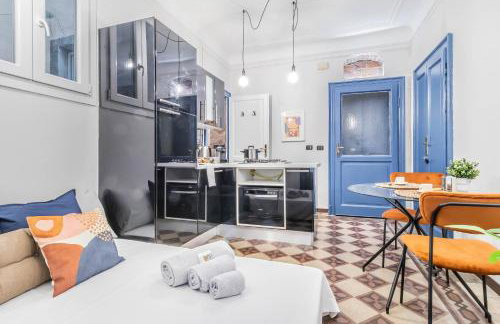 Elegant City Center Flat 5 Guests - M1 Metro - Fast Wi-Fi - AC & Balcony - Photo 8