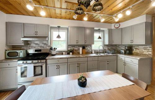 Haven Retreat in Catskills w Hot Tub & Bar Hall - Foto 13