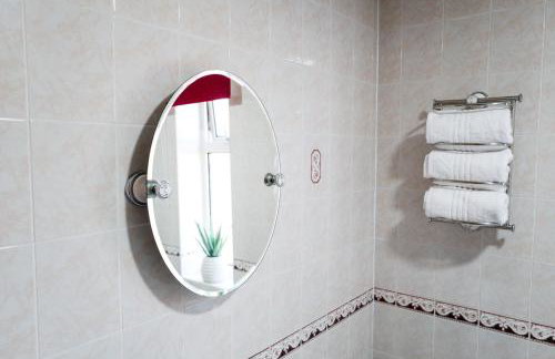 The Bird's Nest by Sheppey Stays- Pet Friendly Cozy Coastal Escape - Sleeps 6 with Parking - Great Rates for Long Stays - Photo 2