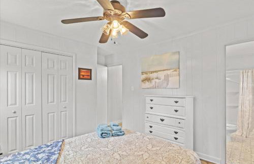 Beachy Getaway - Cozy and Secluded Lodge Home - Foto 17