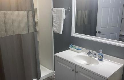 Cozy 3BR cabin with AC and Wi-Fi Fully Fenced - Photo 19