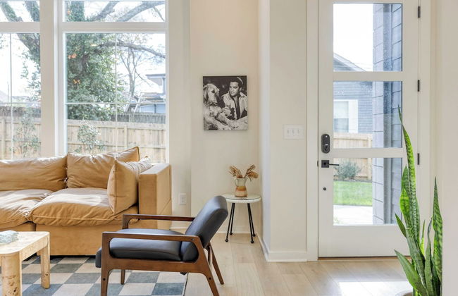 The Stage by Avantstay Chic 4bdr w/ Covered Balcony Modern + Newly Built - Photo 9