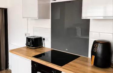 Spacious & Stylish 3-Bed House with Parking, Perfect for Contractors, Minutes from Shops, Cafés & Pubs - Foto 15