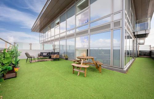 Penthouse Skyline – 2BR, Massive Terrace Retreat - Foto 6