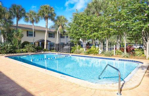 Sunnyside Palms - 2BR, Poolside, 5 min to Beach - Foto 1