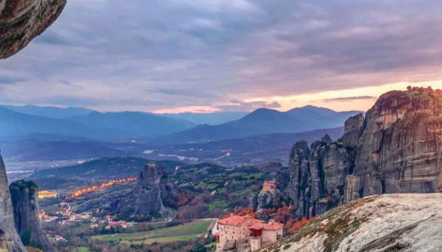 Ammirando le viste su Meteora al tramonto