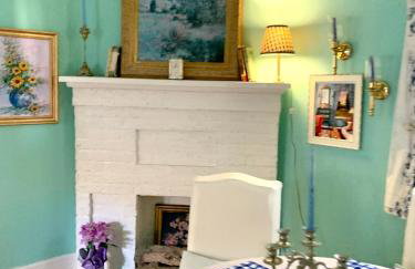 4BR 3 BA HUGE, Balcony, Cemetery, Streetcar sleeps 8! - Photo 31