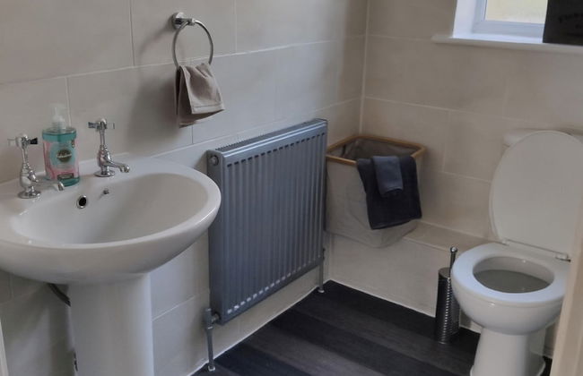 Apartment - Sleeps 4 - Parking - Station Close - Photo 8