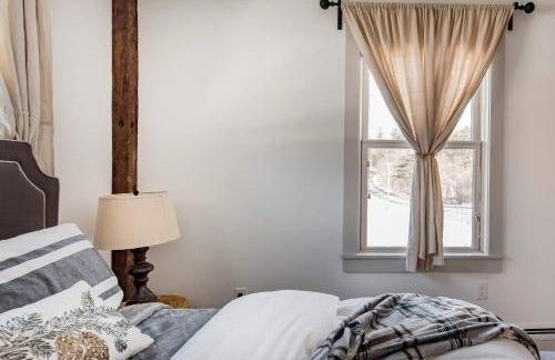 Go Skiing or Hiking from an Enchanting, Light-Filled Home - Foto 22