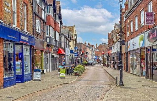 Stylish Town Centre Apartment, ALLOCATED FREE PARKING SPACE, RICKMANSWORTH HIGH STREET, Modern Decor, Juliet Balcony, Walking Distance to Rickmansworth Station Metropolitan Line - Foto 8