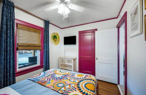 Quaint Cottage in heart of LYH - POOL with HOT TUB! - Foto 29