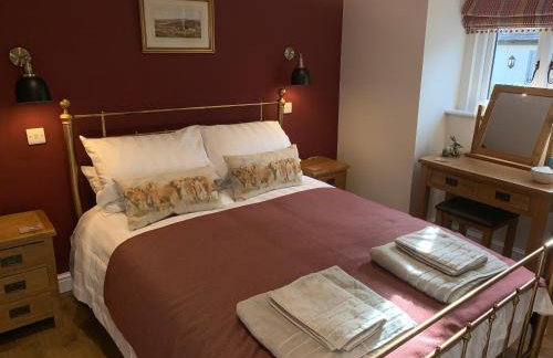 The Stables at Pentregaer Ucha, tennis court & lake - Foto 10