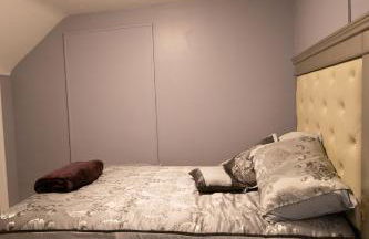 Cozy Roomy family sized apartment on major bus route close to all - Foto 23