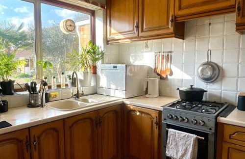 Lea Valley Nature Reserve Bright Home with Private Garden - 40 min to London by Train - Foto 6